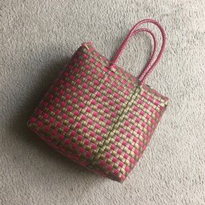 HAND WOVEN PINK & GOLD NYLON PLASTIC MARKET TOTE/NEW